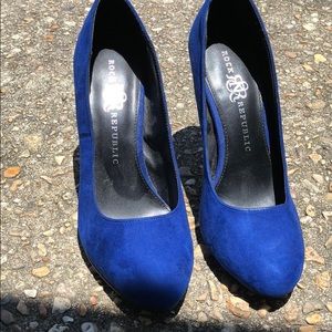Blue pumps